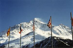 Tresero con bandiere in primo piano, durante i Mondiali di Sci del 1985