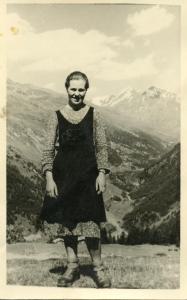 Ritratto di donna con Valle dei Forni sullo sfondo