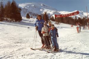 Maestro di sci con allievi al traguardo