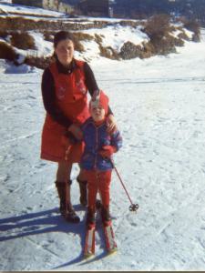 Donna e bambino sugli sci