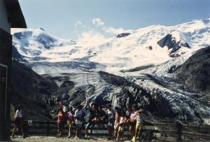Ragazzi in posa davanti al ghiacciaio dei Forni