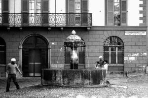 Trio alla fontana di piazza Luini