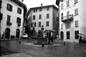 Piove in piazza Tre Fontane