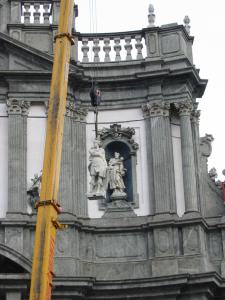 San Giovanni, statua in volo