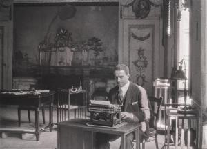 L'ingegner Gobbi con la macchina da scrivere