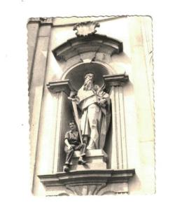 San Giovanni, giovane e statua