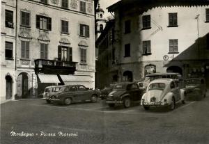 Auto in piazza Tre Fontane