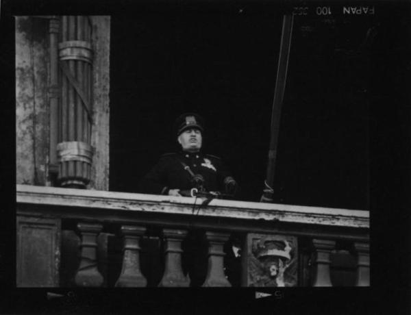 Ritratto maschile: Benito Mussolini in uniforme - Discorso di Benito Mussolini dal balcone di Palazzo Venezia (Piazza Venezia, Roma) - Annuncio dell'entrata in guerra dell'Italia (10 giugno 1940)