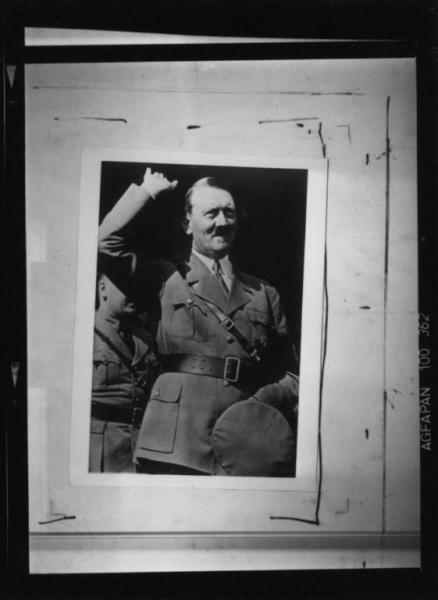 Ritratto maschile: Adolf Hitler in uniforme - Saluto