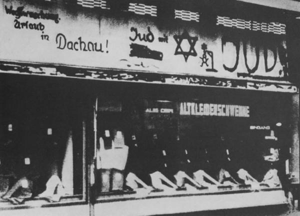 Nazismo - Austria, Vienna - Boicottaggio delle merci ebraiche e dei negozianti ebrei - Vetrine di un negozio con la scritta "Jud (ebreo) alla forca, Jud con stella di David, vacanze a Dachau" - Antisemitismo