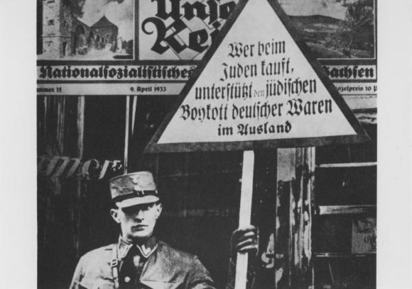 Nazismo - Germania - Boicottaggio delle merci ebraiche e dei negozianti ebrei - Sturmabteilung SA (reparto d'assalto) in divisa con cartello - Antisemitismo