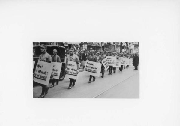 Nazismo - Germania - Boicottaggio delle merci / negozi ebraici - Sfilata di Sturmabteilung SA (reparto d'assalto) in divisa con cartelli di propaganda - Antisemitismo