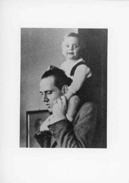 Ritratto maschile:  Helmuth James Graf von Moltke, giurista e avvocato tedesco antinazista - Primo piano con bambino in spalla