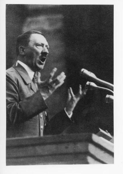 Ritratto maschile: Adolf Hitler - Discorso al microfono - Gestualità delle mani - Nazismo
