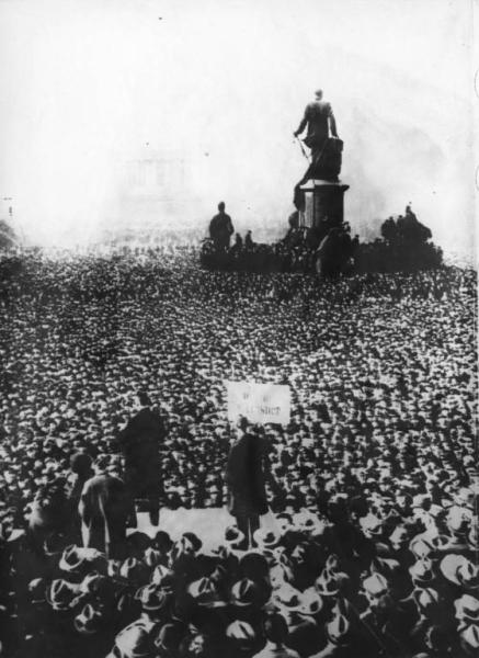 Germania, Berlino - Manifestazione davanti al Reichstag - Folla di manifestanti - Monumento a Bismarck - Comizio