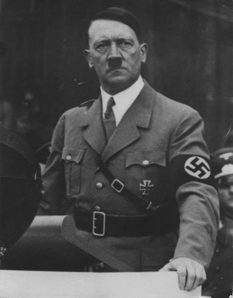 Ritratto maschile: Adolf Hitler in divisa militare durante un discorso - Croce uncinata (svastica) al braccio - Nazismo