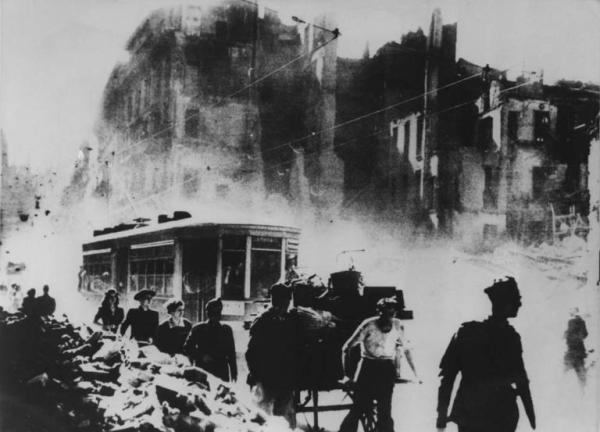Seconda guerra mondiale - Milano - Rovine dopo i bombardamenti del 1943 - Edifici distrutti - Tram n. 3 - Passanti, soldati - Uomo con carretto