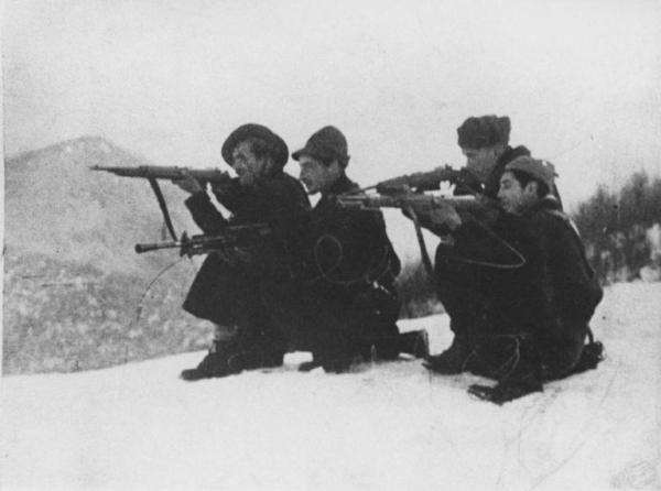 Seconda guerra mondiale - Italia - Montagna - Partigiani in azione (?) con mitra e fucili (tra i partigiani il comandante Mauri?)