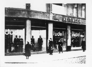 Nazismo - Germania, Berlino - Boicottaggio delle merci ebraiche e dei negozianti ebrei - Vetrine del negozio Heitinger con la scritta "Jude!" (ebreo) - Antisemitismo