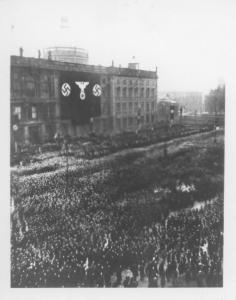 Nazismo - Germania, Berlino - Manifestazione nazista - Veduta dall'alto - Croce uncinata (svastica)