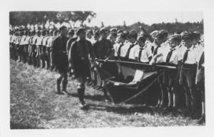 Nazismo - Germania - Gioventù hitleriana (Hitlerjugend), schieramento di ragazzi in divisa in fila - Saluto nazista - Consegna della bandiera