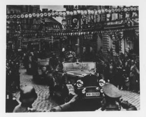 Nazismo - Repubblica Ceca, Asch - Occupazione tedesca - Invasione della città - Parata della Wehrmacht (forze armate tedesche) per le strade - Hitler in divisa su auto - Folla di cittadini - Croce uncinata (svastica)