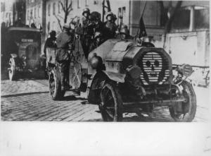 Monaco - Freikorps (Corpi Franchi) e truppe regolari entrano in città per reprimere l'insurrezione comunista - Camionetta con teschio, bandiera trasporta militari in divisa
