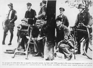 Germania - Ritratto di gruppo: Sturmabteilung SA (reparto d'assalto) in divisa - Fascia con croce uncinata / svastica - Mitragliatrice - Nazismo