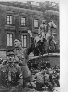 Germania, BraunSchweig - Piazza davanti a Palazzo Ducale - Raduno del Sturmabteilung SA (reparto d'assalto) - Adolf Hitler e a dx Ernst Roehm, capo delle SA - Statua di Herzog Friedrick Wilhelm - Fascia con croce uncinata (svastica)