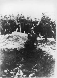 Seconda guerra mondiale - Nazismo - Ucraina, Vinnycja (Vinnitsa) - Occupazione tedesca - Eccidio di ebrei - Fucilazione / esecuzione di uomo sopra una fossa - SS della polizia ausiliaria ucraina in divisa con pistola
