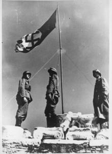 Nazismo - Grecia, Atene - Bandiera nazista sventola sull'acropoli - SS in divisa