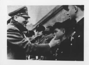 Seconda guerra mondiale - Adolf Hitler con la gioventù hitleriana (Hitlerjugend) - Bambini / giovani in divisa - Immagine di propaganda