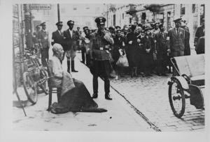 Seconda guerra mondiale - Polonia, Varsavia - Ghetto ebraico - Arresto di massa di donne, uomini, ragazzi ebrei - Uomo anziano su sedia - SS in divisa - Deportazione - Antisemitismo - Nazismo