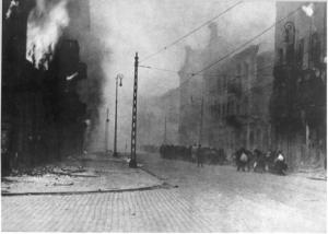 Seconda guerra mondiale - Polonia, Varsavia - Ghetto ebraico - Repressione della rivolta della popolazione ebraica - Arresto di massa di ebrei portati verso Umschlagplatz per la deportazione - Antisemitismo - Palazzi in fiamme - Nazismo