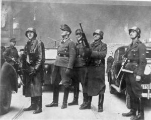 Seconda guerra mondiale - Polonia, Varsavia - Ghetto ebraico - Repressione della rivolta della popolazione ebraica - Soldati SS e SD osservano i palazzi in fiamme, al centro il generale Juergen Stroop - Divise militari - Antisemitismo - Nazismo