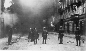 Seconda guerra mondiale - Polonia, Varsavia - Ghetto ebraico - Repressione della rivolta della popolazione ebraica - Soldati SS e SD tra i palazzi in fiamme - Divise militari - Antisemitismo - Nazismo