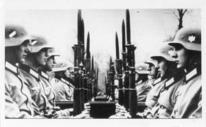 Seconda guerra mondiale - Nazismo - File di soldati della Wehrmacht (forze armate tedesche) con baionetta - Divisa, casco con aquila