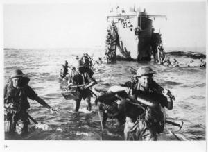 Seconda guerra mondiale - Sicilia, Pachino - Sbarco in Sicilia - Truppe britanniche in mare - Soldati della 51 Highland Division sulle spiagge di Pachino il 10 luglio 1943 - Nave