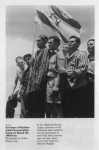 Palestina, Haifa - Sopravvissuti del campo di concentramento di Buchenwald arrivati sulla nave di immigrati RMS Mataroa - Uomini con pigiama a strisce - Bandiera israeliana