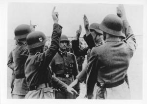 Volontari fiamminghi della legione Waffen-SS Fiandre giurano fedeltà a Hitler (tre dita della mano destra alzate nel gesto rituale detto schwurhand) - Divisa - Nazismo