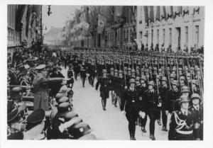 Germania, Berlino - Sfilata di SS in divisa con baionetta - Adolf Hitler - Bandiere con croce uncinata (svastica) - Nazismo