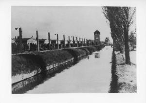 Nazismo - Germania - Campo di concentramento di Dachau - Torretta di guardia - Recinzione - Reticolato con filo spinato e corrente elettrica ad alta tensione - Liberazione - Internati sopravvissuti - Canale