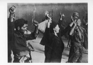 Seconda guerra mondiale - Polonia, Varsavia - Ghetto ebraico - Repressione della rivolta della popolazione ebraica - Arresto di massa di ebrei - Donne, uomini catturati con mani alzate - Soldati tedeschi in divisa - Antisemitismo - Nazismo / Nella foto: in prima fila da sx Yehudit Neyer, la suocera, la figlia di Yehudit, il marito Avraham Neyer