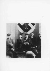 Germania, Berlino - Tribunale del popolo - Aula, interno - Processo a seguito dell'attentato a Hitler del 20 luglio 1944 - Ritratto maschile: Roland Freisler, giudice tedesco del Terzo Reich, legge la sentenza - Svastica - Nazismo