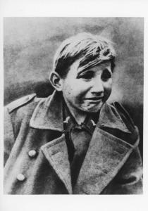 Ritratto maschile: giovane soldato tedesco appartenente alla gioventù hitleriana (Hitlerjugend) piangente - Liberazione di Berlino - Nazismo