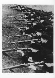 Germania - Addestramento paramilitare della gioventù hitleriana (Hitlerjugend) con i fucili - Divisa con svastica / croce uncinata - Nazismo