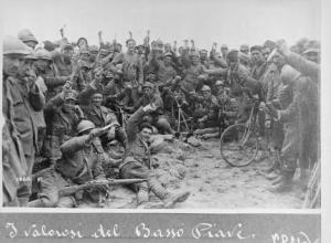 Prima guerra mondiale - Basso Piave - Ritratto di gruppo: Arditi, soldati dell'arma di fanteria del Regio Esercito italiano - Divisa - Saluto con pugnale alzato