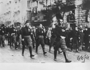 Napoli - Raduno fascista - Sfilata per la città: marcia della milizia volontaria per la sicurezza nazionale (dette camicie nere) in divisa - Fascismo