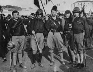 Napoli - Raduno fascista - Ritratto di gruppo: camicie nere in divisa con elmetto - Fascismo
