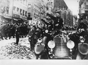 Germania, Norimberga - 3° congresso nazista - Sfilata di SS in divisa per le strade della città - Adolf Hitler dall'auto saluta le camicie brune - Saluto nazista - Nazismo - Julius Streicher in piedi a sx dell'auto